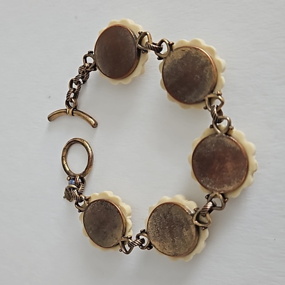 LUCKY BRAND Resin Flower on 8" Antiqued Goldtone Bracelet - Picture 5 of 7